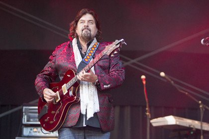 Simplemente un Súper Clase.Happy birthday Mr. Alan Parsons   