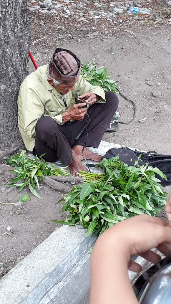 zeebehavior's tweet photo. TWITTER PLEASE DO UR MAGIC🙏
Yg dom Solo atau kalian yg mau liburan ke Solo jangan lupa mampir ke Alun Alun Kidul dan membeli dagangan mbah ini🙏 dia jualan bayam se iket 2rb aja, murah bgt kan😭 bayemnya buat ngasih makan kebo nya https://t.co/CfwZCU4QrI