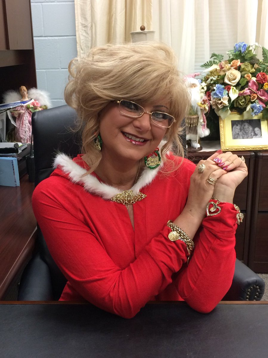 EstatesPto's tweet photo. Santa, Mrs. Claus was at EES today!!!! Ms Slusher is totally Mrs. Claus’ twin. 😊@EESpanthers https://t.co/gIlrBRBLRF