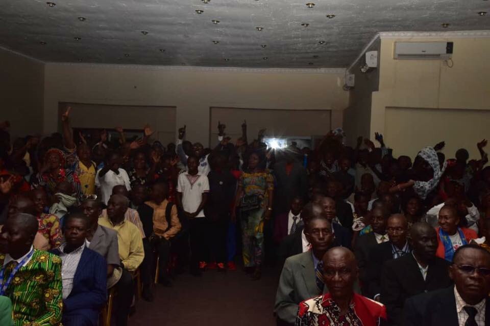 Muyumba's tweet photo. A Inongo dans la Province de Mai-Ndombe, nous avons au nom du Président de la République, Joseph Kabila Kabange, enterré la problématique des Nouvelles Unités; un grand virus qui se trouvait au sein de l'Administration publique. https://t.co/qS2Km4hJjl