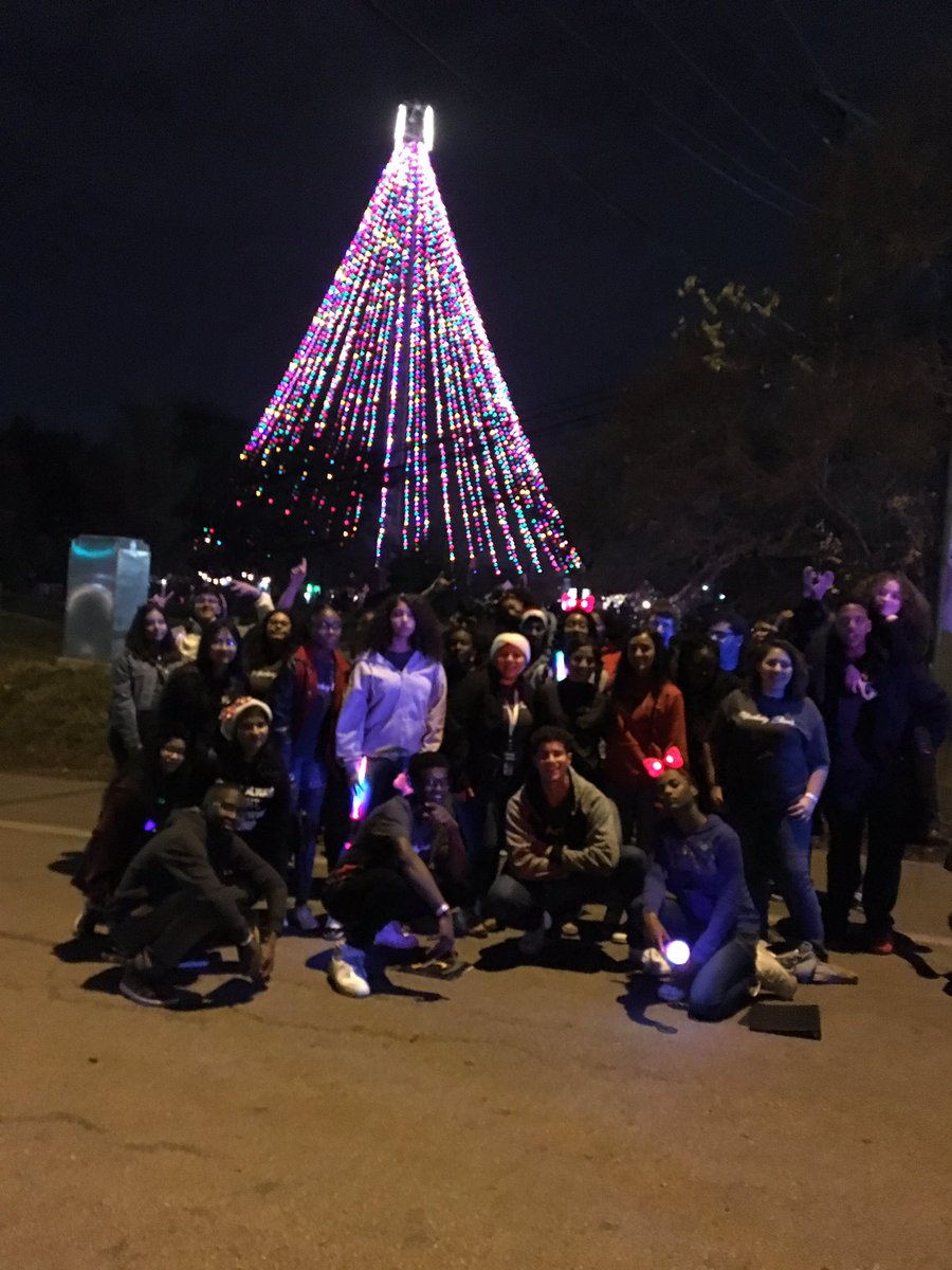 Laughing all the way ❤️🎶❤️ #MustangChoir #TrailOfLights2018