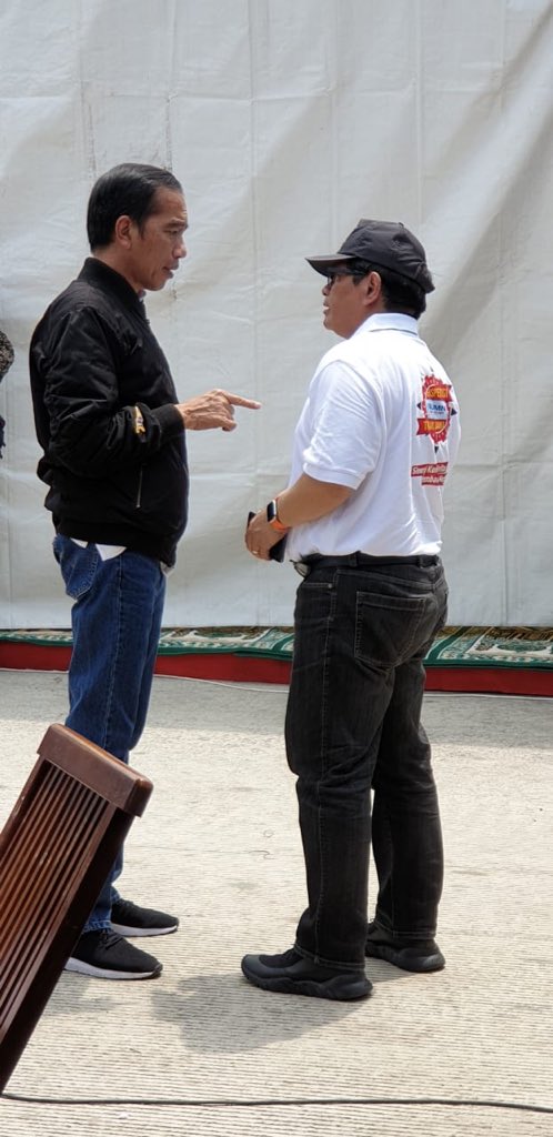 Presiden Joko Widodo (Jokowi) saat memberikan arahan kepada Sekretaris Kabinet Pramono Anung. Foto ini diunggah Pramono Anung pada Kamis (20/12/2018).