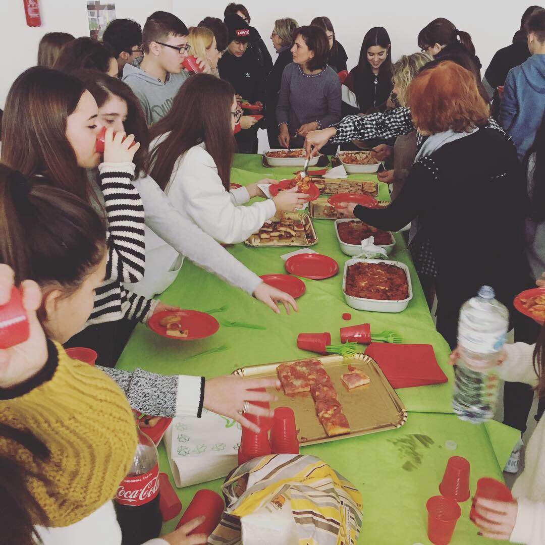 sotilloescolapi's tweet photo. Hemos visitado las lonjas donde se preparan las #carrozas para el #carnaval de #putignano y su #centrohistorico #despedidaoficial #familias #muchacomida https://t.co/fT0Z9L2wKG
