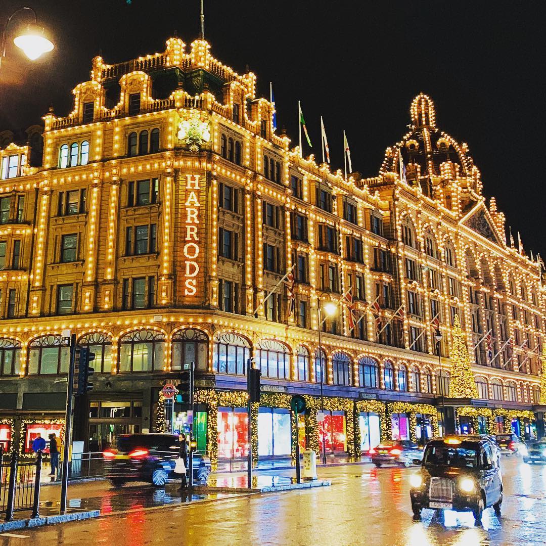 I ❤️ London! The best place to be this time of the year! 🛍🎁🎄 #london #uk #harrods #knightsbridge #shopping #christmas #christmastime #christmasmood #christmas2018 #christmassy #christmasiscoming #christmasgifts #christmaslights #christmasshopping #ukliving #londonliving