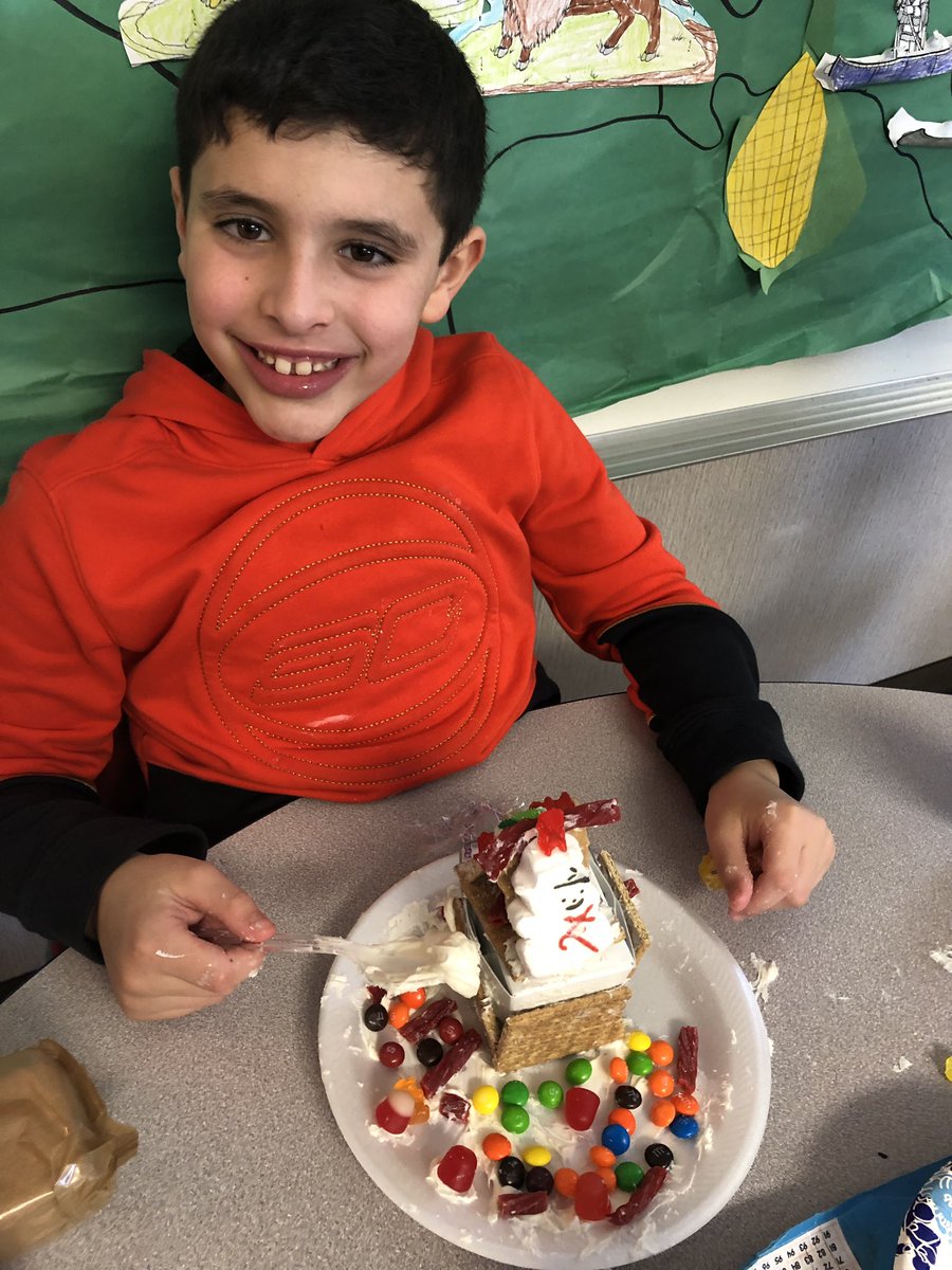 modenasclass's tweet photo. Holiday traditions and gingerbread @ Marshall #TMESEagles https://t.co/GahWz7j3aq