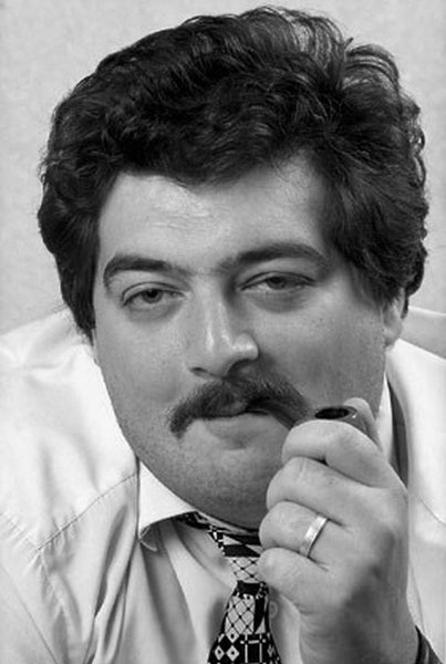 Xudozhnikipoeti's tweet photo. «Все нам кажется, что мы Недостаточно любимы. Наши бедные умы В этом непоколебимы» Дмитрий Быков. Сегодня у него день рождения. https://t.co/Ojowxuk7Pm