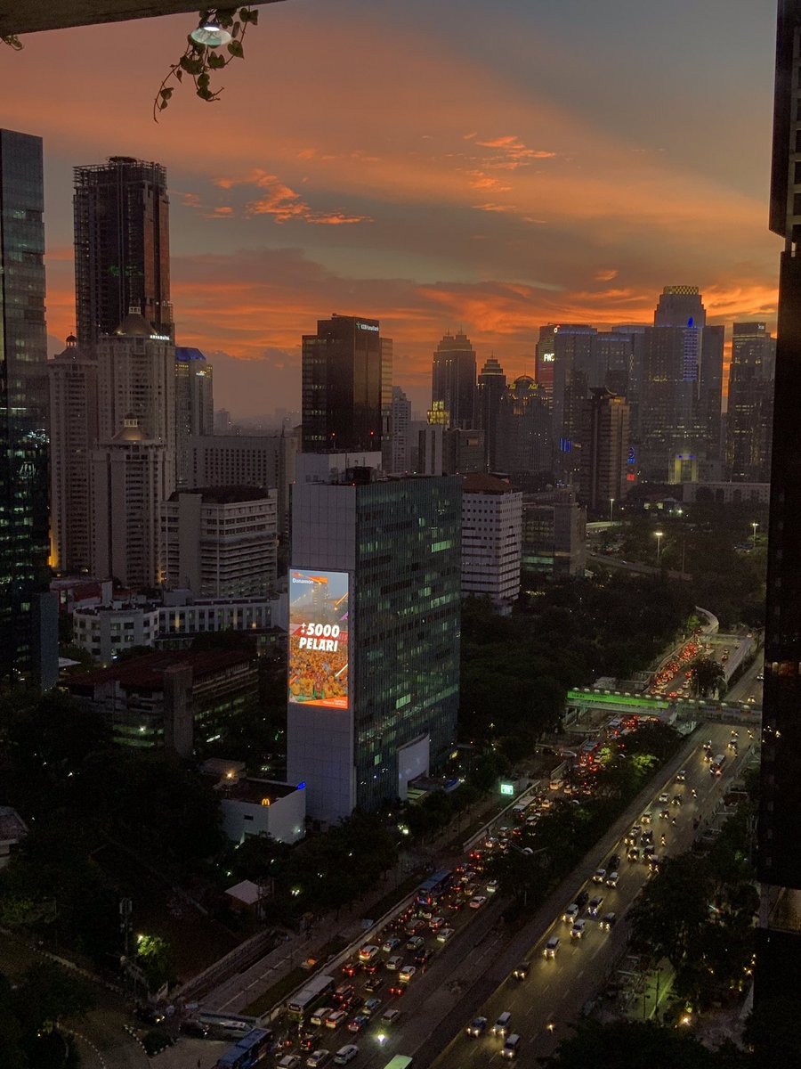 langit jakarta sore ini 🍊