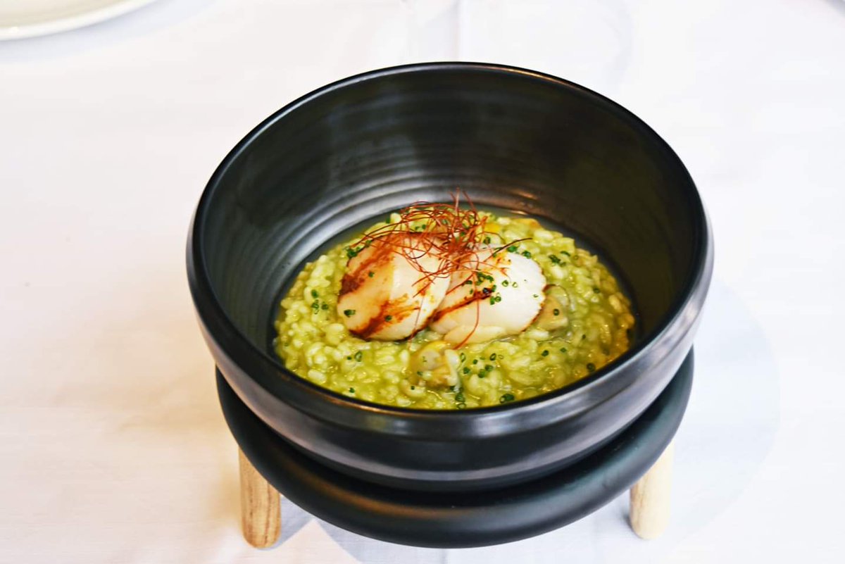 En nuestra nueva carta podrás disfrutar de este Arroz con vieiras y berberechos con hilos de chile, ¡exquisito!