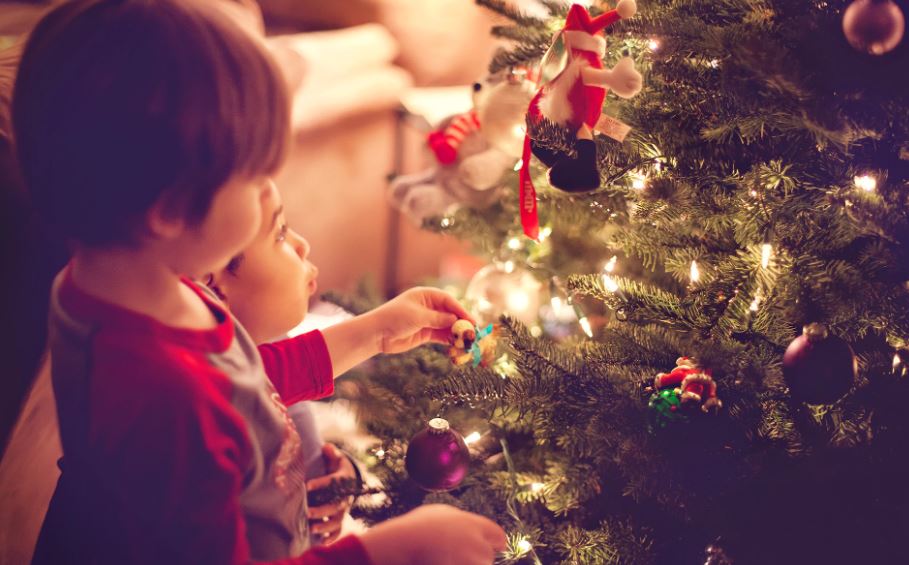 Do you know what the top 10 Christmas traditions are? #throwbackthursday #tbt owl.li/E1pE30mXEmQ