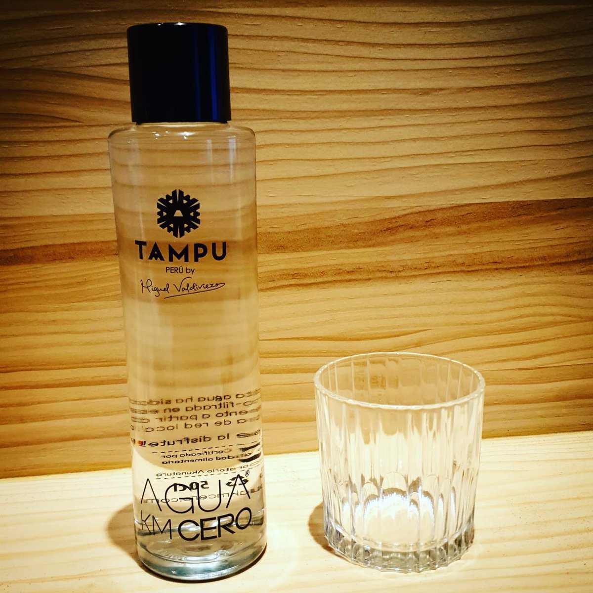 Respetuosa con el medio-ambiente, sostenible por el reciclado de sus envases, puesta en valor del agua local que garantiza su idoneidad de consumo gracias a un microfiltrado que quita toda impureza. .... #tampu #aguakmcero