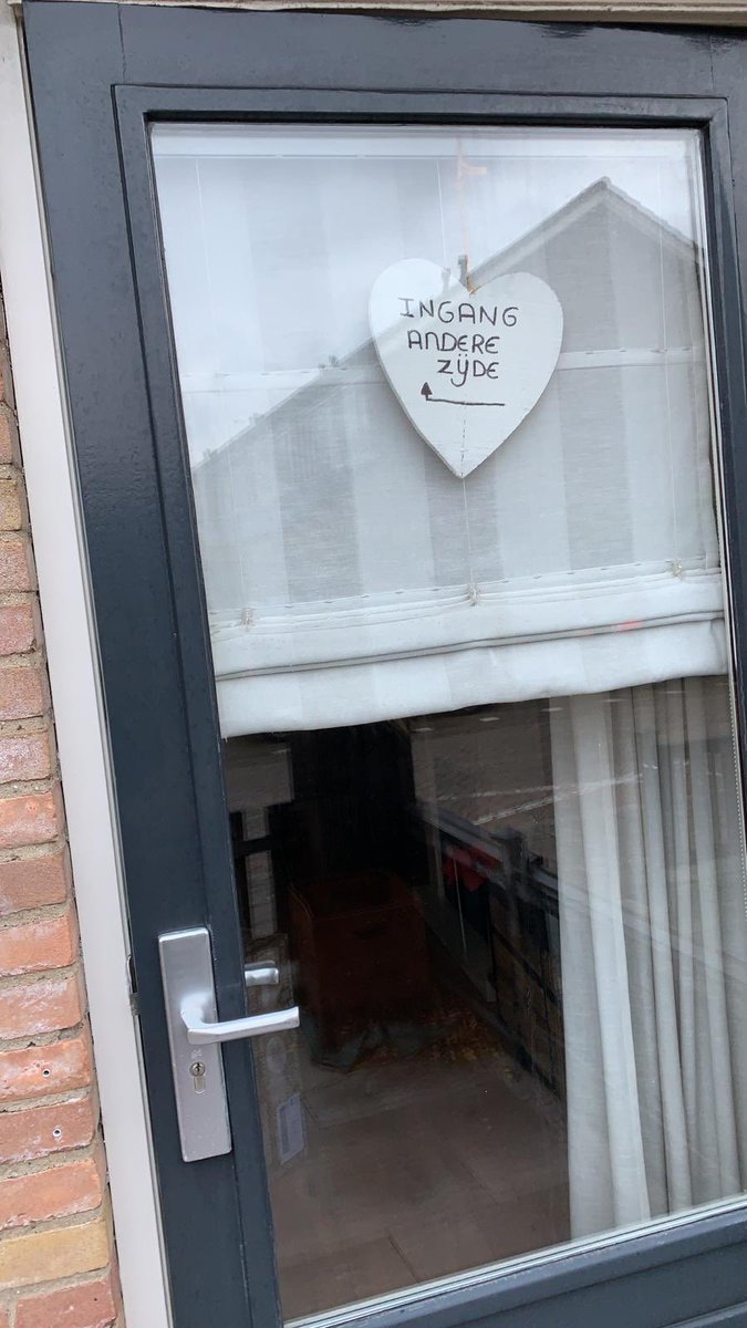 keesdemol's tweet image. De hele ochtend  te wachten op @PostNL. Blijkt er geen bel te hangen aan de achterdeur. Lossen we het toch gewoon zo op! #stom #voordeurheeftmeestaleenbel #gevenhetzelfsnogaan