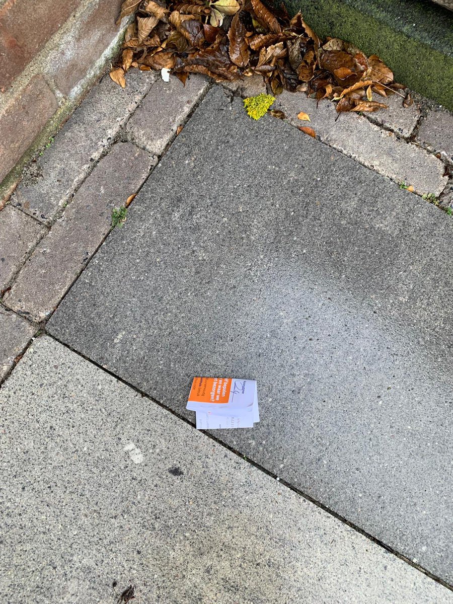 keesdemol's tweet image. De hele ochtend  te wachten op @PostNL. Blijkt er geen bel te hangen aan de achterdeur. Lossen we het toch gewoon zo op! #stom #voordeurheeftmeestaleenbel #gevenhetzelfsnogaan