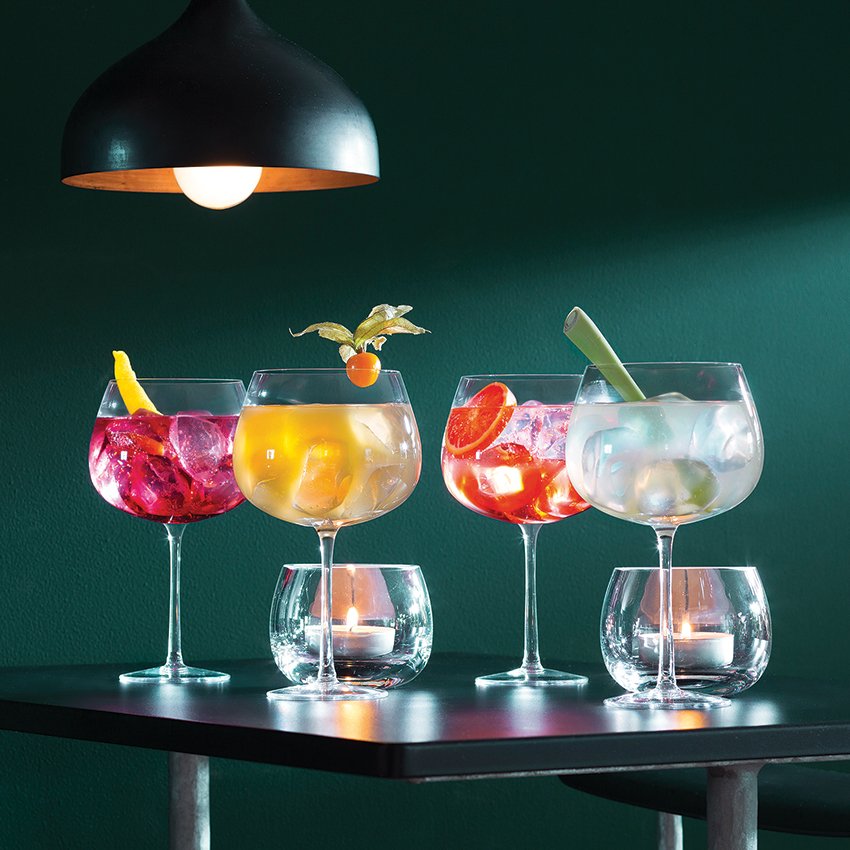 'tis the season to be jolly so enjoy a refreshing G&amp;T or spritz over lots of ice in these generously-proportioned balloon glasses. Don't forget to order before midnight tonight for pre-Christmas delivery!
Image: @luxstudiolondon #LSAinternational #balloonglasses #cocktailhour