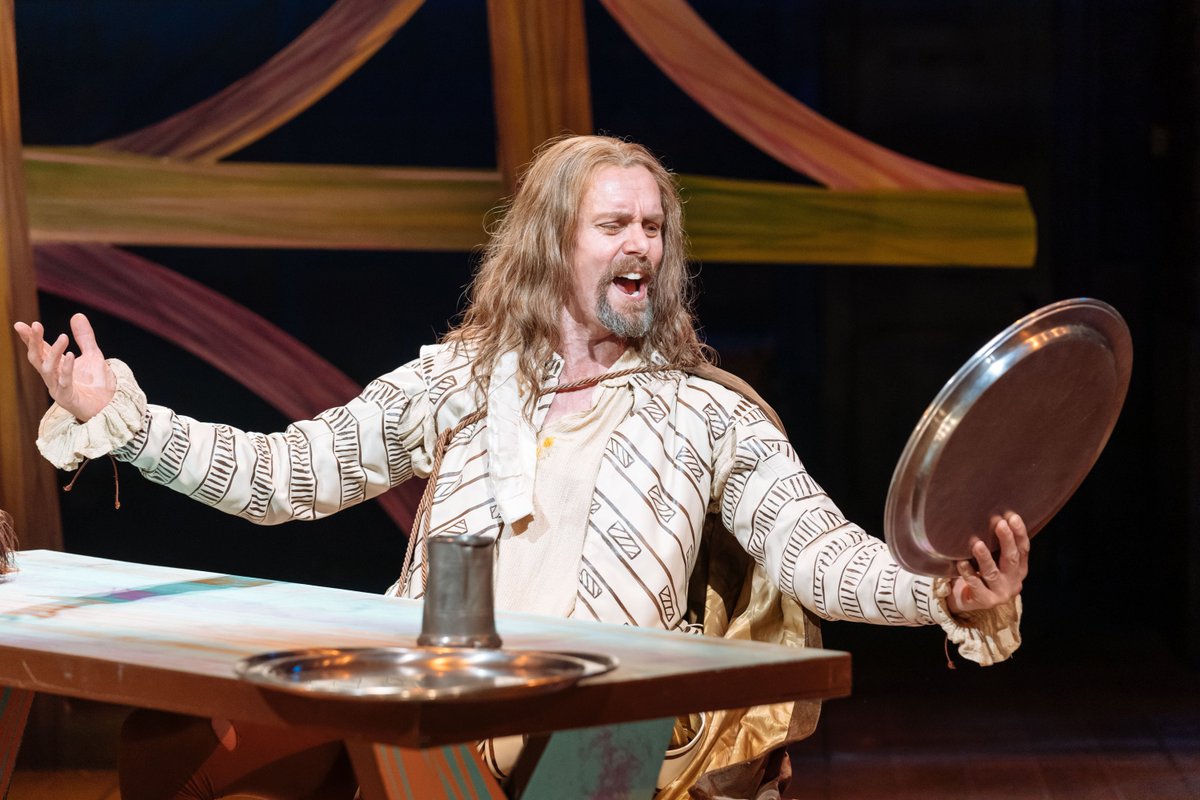 crucibletheatre's tweet photo. Listen again to the lovely @RebeccaLock22 , @edwardbakerduly & @Amye11en from #KissMeKate have a chat and a sing song with @tobyfoster on @BBCSheffield (about 37 mins in): https://t.co/kIl3FFu1dQ https://t.co/2eSzYSvZAp