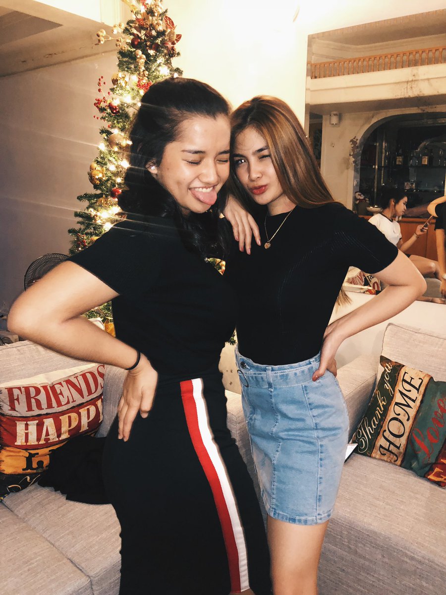 hperalejo's tweet photo. My chicas 🥀 https://t.co/Gwnqjc3vwx