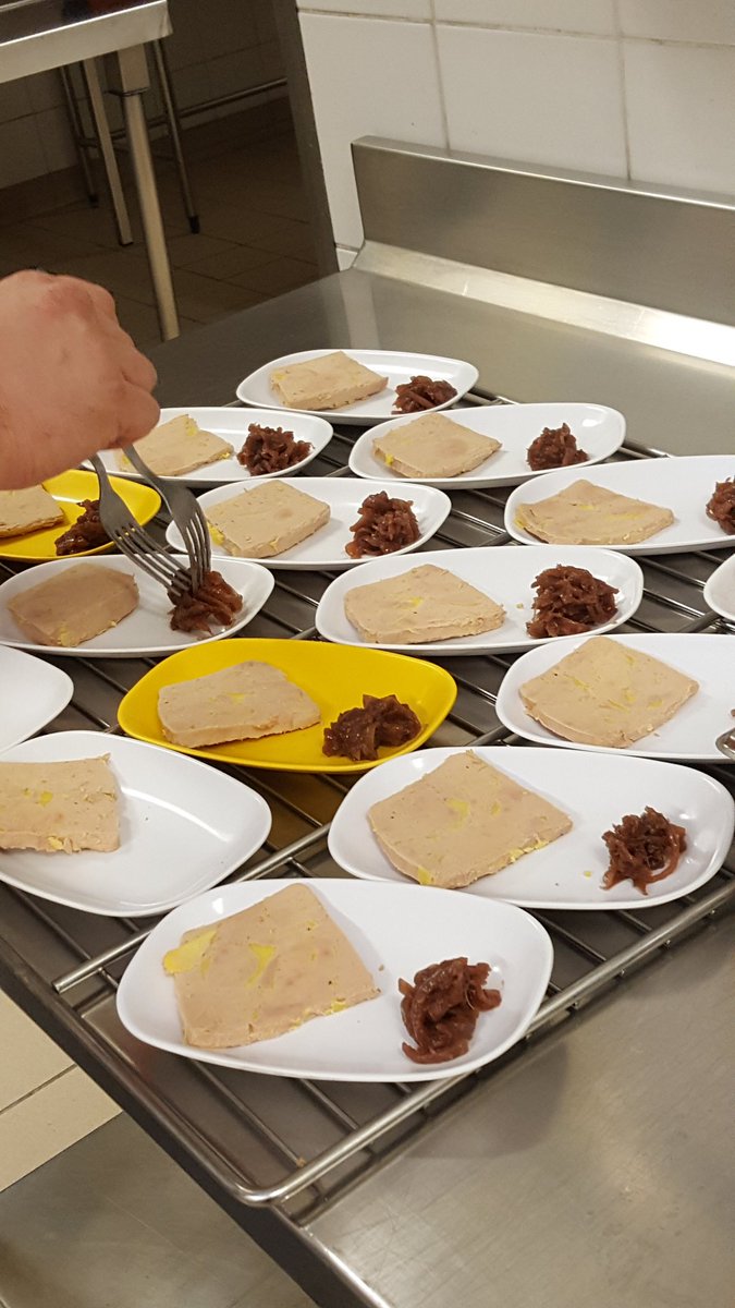 GestionLycee's tweet photo. Nos cuisiniers s'activent en cuisine pour confectionner le #repasdenoel @LP_Chabanne @NvelleAquitaine https://t.co/g3NVPn9arr