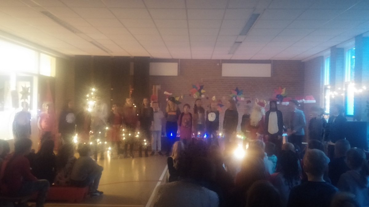 Op beide locaties voeren de groepen 8 een kerstmusical op. Wat leuk! Het openingslied klinkt al veelbelovend.