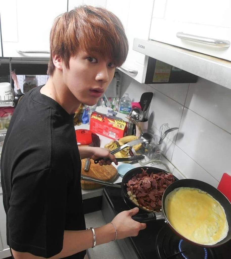 tsunderessi's tweet photo. @insight_co_kr THIS👏RIGHT👏HERE👏IS👏SEXY👏KBAI #JinCooking #BTS @BTS_twt https://t.co/ILU4QG7tTc
