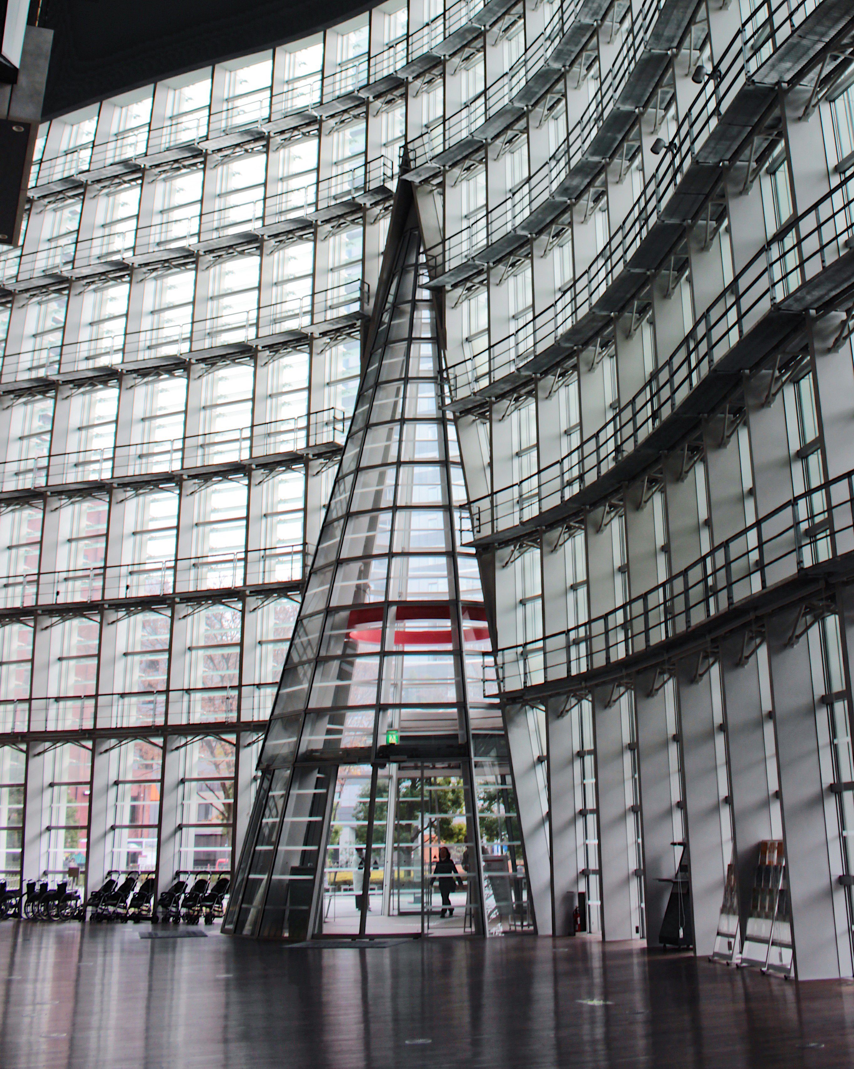 国立新美術館 Nact 新美tips 正面入口は 新美を設計した建築家 黒川紀章氏が好んで使用していたモチーフである円錐型 新美の中では このほかにも円錐のモチーフを発見することが出来ます 館内を探索して見つけてみましょう 国立新美術館 Nact 新