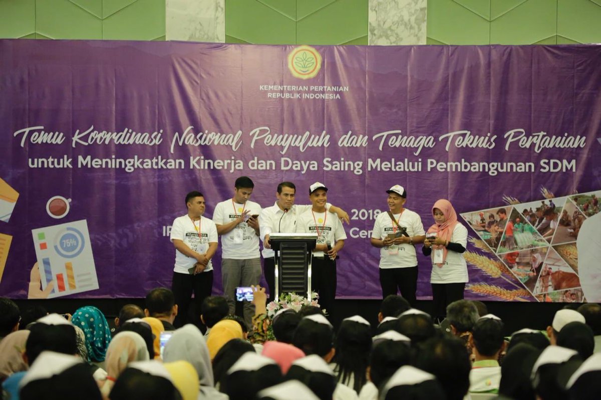 kementan's tweet photo. Mentan dalam Temu Kordinasi Nasional Penyuluh &amp; Tenaga Teknis Pertanian mengatakan bahwa Penyuluh Pertanian Lapangan (PPL ) dan tenaga teknis pertanian adalah pahlawan pertanian Indonesia. 

Kondisi ketahanan pangan Indonesia menurut Mentan berada di tangan para tenaga penyuluh. https://t.co/fRiAIKruJw
