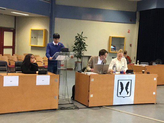 Leerlingen van het IJsselcollege gingen met elkaar in debat over invoering Capelse jongerenpolitie. Lees het verslag van een van de leerlingen ow.ly/QPxN30n1HkH <a href="/JeroenKolster/">Jeroen Kolster</a>