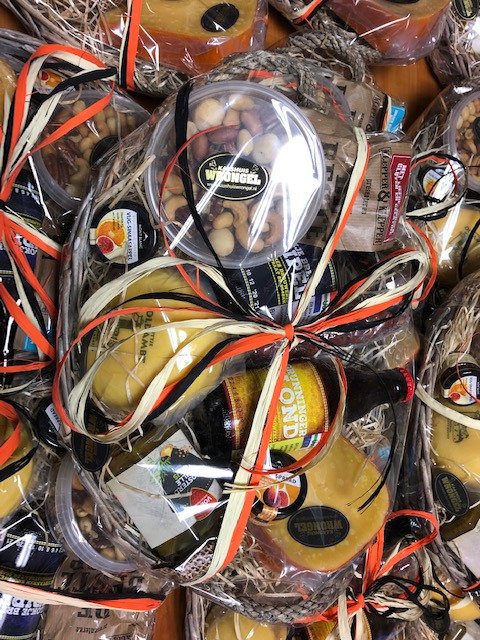 #Kerst staat voor de deur, en dan mogen de #kerstpakketten natuurlijk niet ontbreken! Alle werknemers van #Erenpack krijgen heerlijke #streekproducten om de kerstdagen goed door te komen, maar vooral om welverdiend te genieten🎄