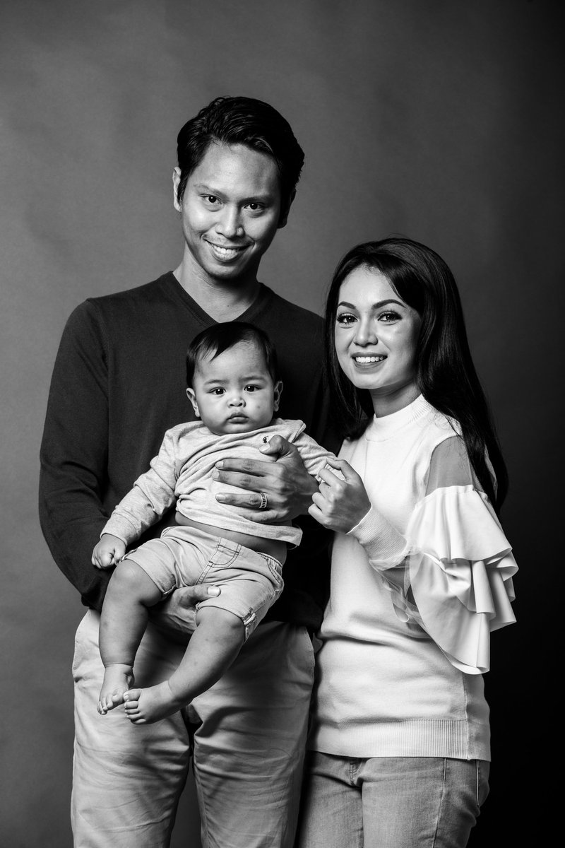 SaifulChin's tweet image. Aku, dia, &amp;amp; Yem.

Photo by @SaifulChin

*sesi gambar keluarga @nad_zainal 

#monochrome 
#singlelight