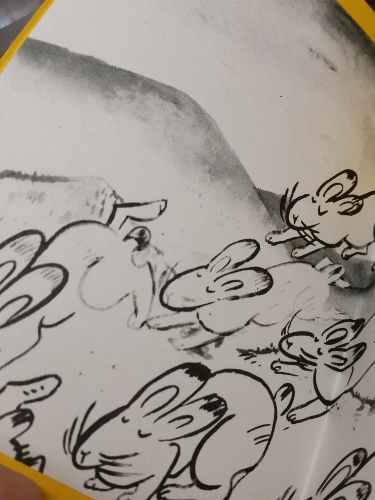 stakeyo1202's tweet photo. 本が一冊できました～(つд；)
絵の中の満月の部分は全て切り抜いて、色紙が見えます。
最初は文字なし本だったのですが、途中に文章も載せてみました。絵の前ページに文が来るので、ページをめくる前に想像する余地ができれば良いなぁと思います。

#制作 #製本 #ハンドメイド #手作り本 https://t.co/abg5YycArE