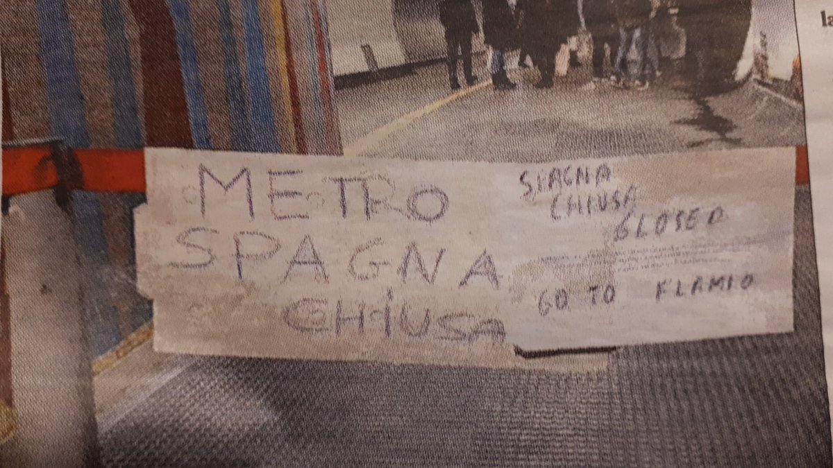 andreavianel's tweet photo. Ma si può avvisare così in un giorno sotto Natale e davanti ai turisti che la stazione metro più centrale di Roma è chiusa? Neanche il foglio di mia moglie  sul frigo per ricordarmi di comprare le uova https://t.co/DOEgHWuuov