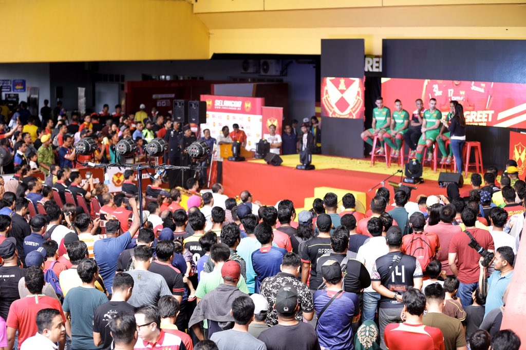 padangbolasepak's tweet photo. Hari Bola Sepak Selangor 2018 - Photographs - Batch 2 - Adzhar Kahar.
“Synergy of community & sports.”
#HariBolaSepakSelangor.
#AkuRedGiants.
#SCL2018.
#LigaUntukJuara.
More on https://t.co/SoG7JMZFO3
Stay tuned for more photos
📸: #ShahAmirulPhotos & #TheNinPhotos. https://t.co/awOg4POEKy