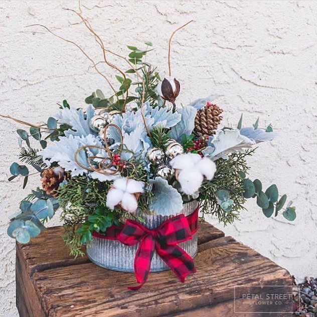PointNights's tweet photo. If you haven't gotten your arrangements for Christmas yet don't worry 😁‼️ @petalstreetflowercompany has your festive grab-n-go arrangements 💐 ready to take to your party. They have arrangements in big and small sizes all made to put that perfect touch on any holiday party. H… https://t.co/dKWY0zlREi