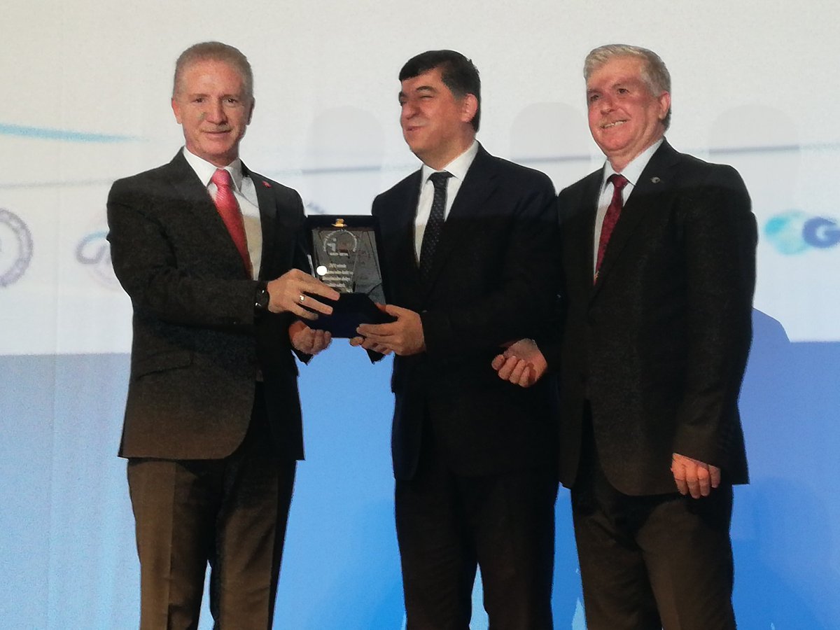 iskurgaziantep's tweet photo. Gaziantep 6. İnsan Kaynakları ve İstihdam Fuarında, Gaziantepte istihdama katkısı olan yerel yönetimlere ve iş adamlarına teşekkür plaketleri verildi. #gaif2018 #işkur #gaziantep https://t.co/Py4I8FFfhC