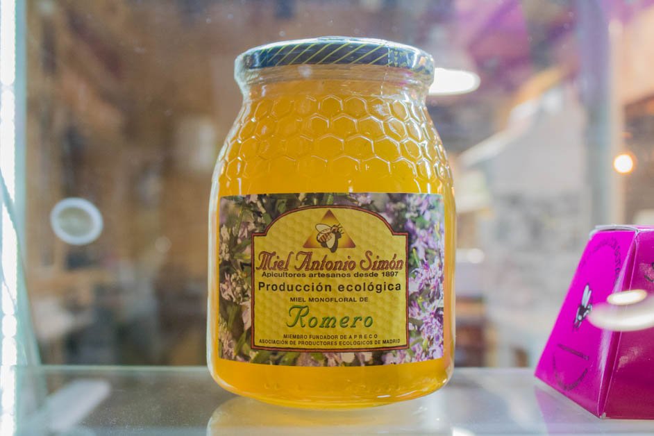 DiadelaCosecha's tweet photo. 🍯🍯Nos pierden los sabores auténticos porque detrás de ellos se esconde un proceso sencillo, sin trampa ni cartón. ¡Naturaleza en estado puro es lo que vas a encontrar en cada tarro de #miel de @mielantonios!

@ComunidadMadrid @medioambientecm https://t.co/HHwk9VQ5IG