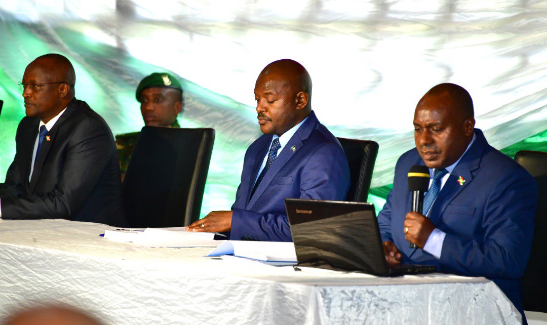 #Burundi Une retraite gouvernementale du 19-20/12/2018 organisée à <a href="/Gitega/">Province Gitega</a>. Autour du Chef de l'État S.E <a href="/pnkurunziza/">Pierre Nkurunziza</a>, les membres du <a href="/BurundiGov/">Primature de la République du Burundi</a>, les Secrétaires Permanents et les Directeurs Généraux des Institutions publiques et parapubliques.
