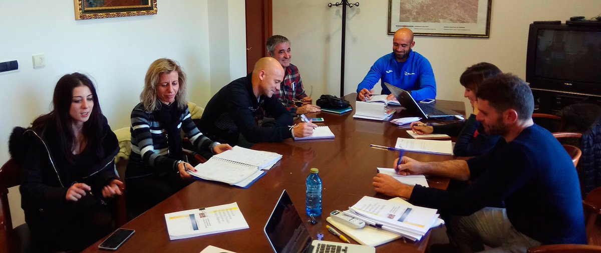 mugimenteuskadi's tweet photo. 🔴 (eus) Zierbenako udaletxean bilduta orientazio zerbitzuko oinarriak finkatzeko.
🔵 (es) Reunión en el ayuntamiento de #Zierbena para establecer las bases del servicio de orientación.
▶ https://t.co/IrtBxKH4Iz 
#PertsonaAktiboak #MugimentBizkaia
 @Bizkaia https://t.co/ApQR6DzE4O