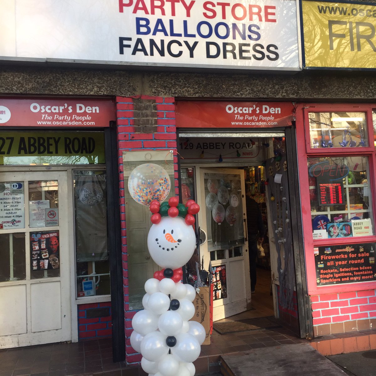 OscarsDen's tweet photo. Balloon &amp; Party shop #fireworks #Christmas #balloondecor ☎️ 02073286683 #christmascostumes  @OscarsDen https://t.co/L2kuvD8DC0