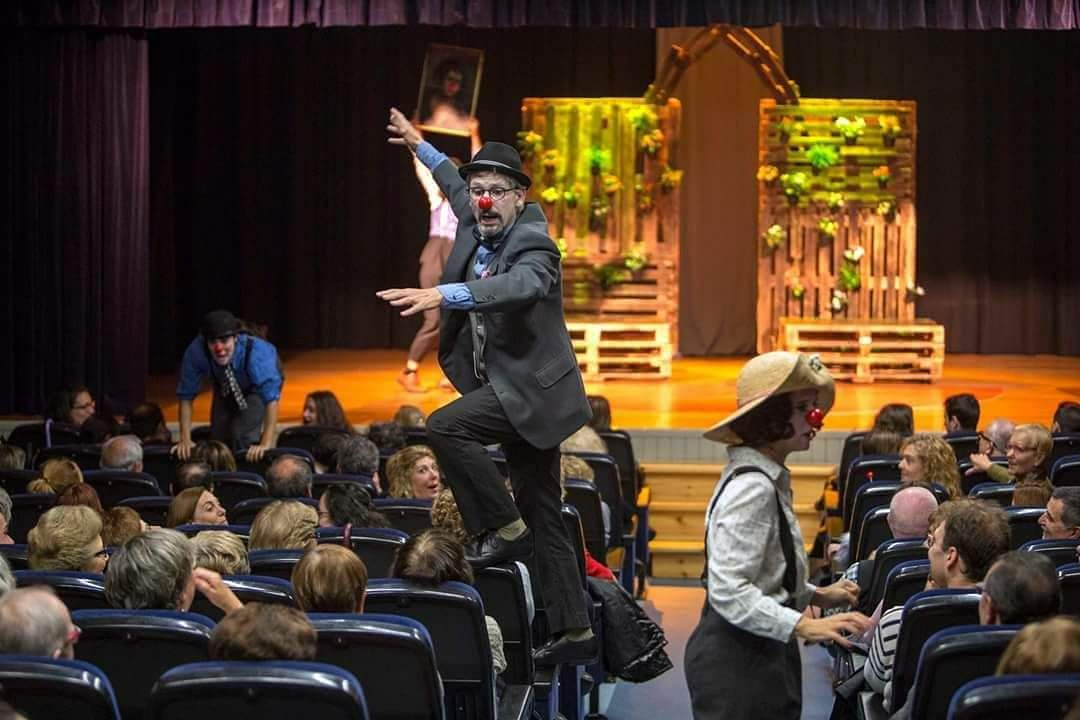 ¡Sólo faltan 2 días!
Este sábado a las 18,30h "La TragiClownmedia de Romeo y Julieta" en la Sala Concha Velasco del Lava.
#LaClever #ScnaFamiliarVLL #LavaValladolid <a href="/scnafamiliarvll/">Escena Familiar Valladolid</a> <a href="/LavaVLL/">Laboratorio de las Artes de Valladolid :: LAVA</a> 
#LaTragiClownMediaDeRomeoYJulieta