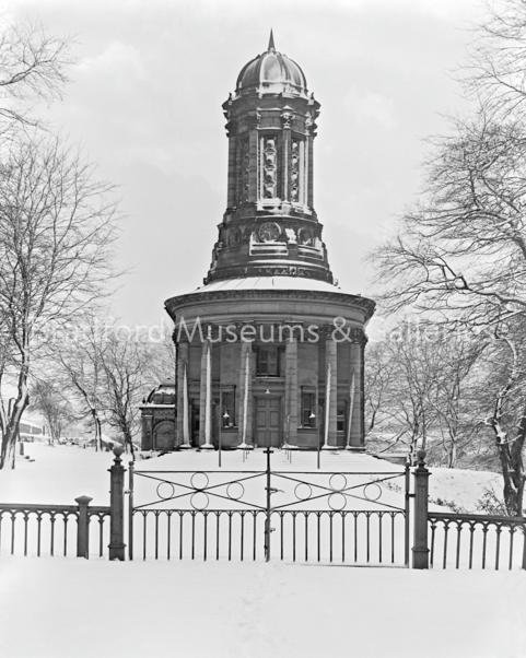 BradfordMuseums's tweet photo. Unfortunately, it won't be a #WhiteChristmas ☃️this year but our online Photo Archive has snowy ❄️scenes of #Bradford if you fancy a browse. https://t.co/mLt9OKrzsy. Photos: #CartwrightHall; #Thornton, 1947; and #Saltaire, 1958. https://t.co/SEZnp61809