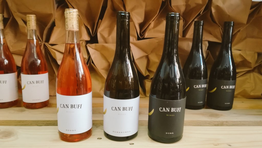 Atenció! Nova arribada de materials a La Botigueta: ja tenim les Xapes de <a href="/cgllagostera/">Colla Gegantera Llagostera</a> i el vi de #CanBufí produït ben a prop de casa! #FemXarxa #Proximitat <a href="/marc_elpoll/">Marc Sureda El Poll ⚙️</a> <a href="/elpuntavui/">El Punt Avui 🎗️</a> <a href="/llagosteraldia/">Ajuntament de Llagostera</a> <a href="/elbutlleti/">El Butlletí de Llagostera</a> <a href="/gavarres365/">gavarres365</a>