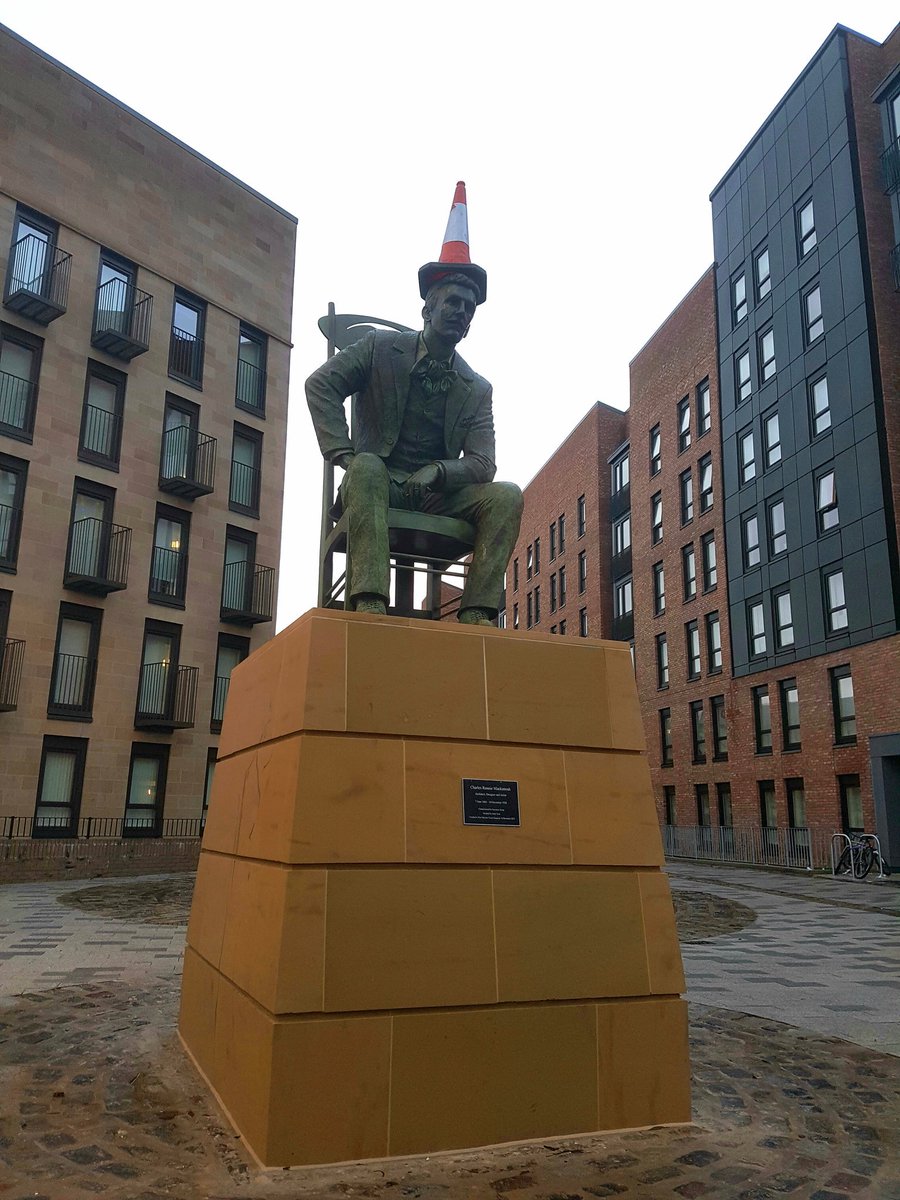 PictishBeastPub's tweet photo. 10/12/2018: World's first public statue of Charles Rennie MacKintosh unveiled in Glasgow. 

20/12/2018: First road cone appears in its head. 

Personally, I'm amazed it took so long!

#glasgow @glasgowist @HelloGlasgowist #charlesrenniemackintosh @Glasgowwestend @GlasgowWEToday https://t.co/vDXjOHjKsF