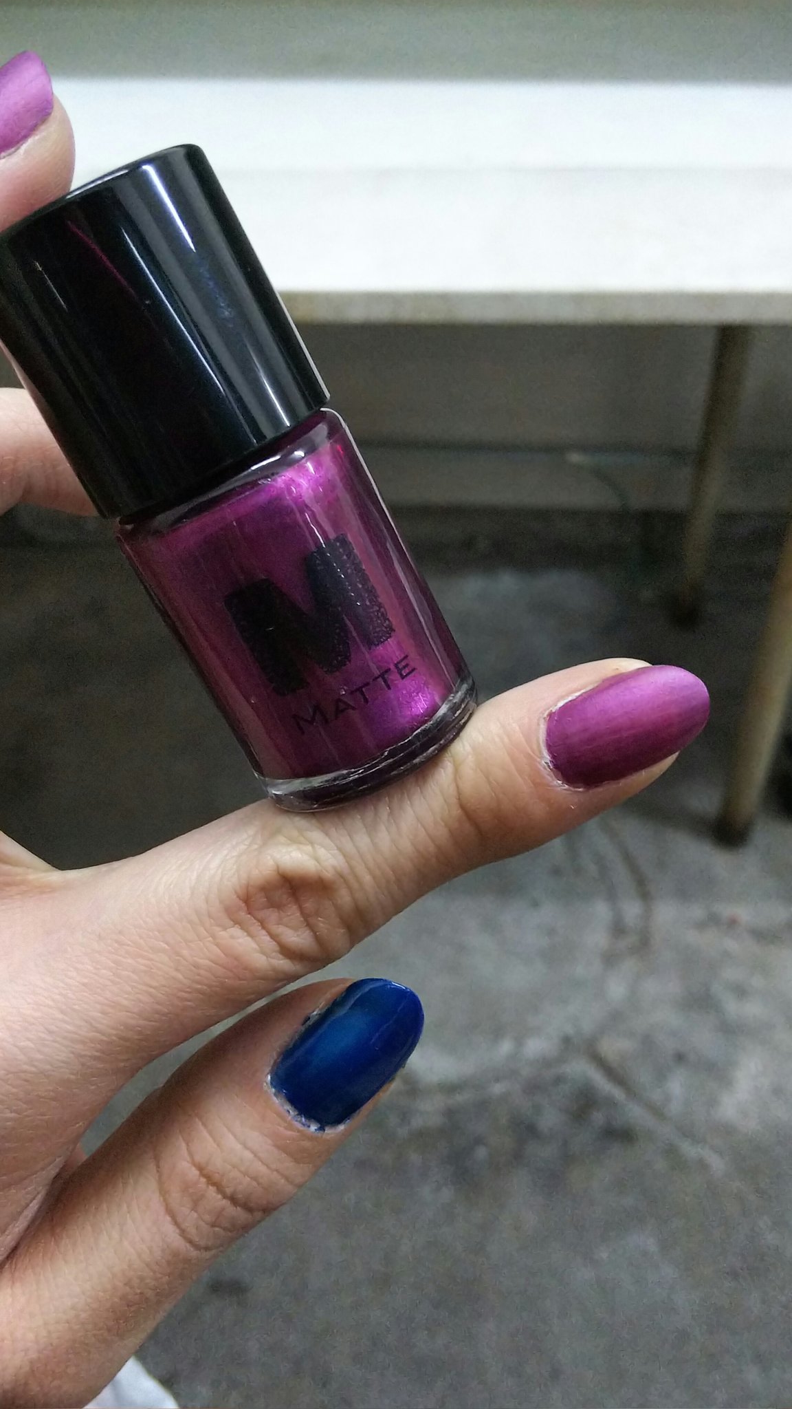 シェリー セリアで買ったマットネイルエナメルの紫がめちゃくちゃ可愛い メタリックカラーのマットやばいね これのシリーズで濃い青があれば更に良かったんだけど 無かったから普通の濃い青買った T Co Fxgetyz9d4 Twitter