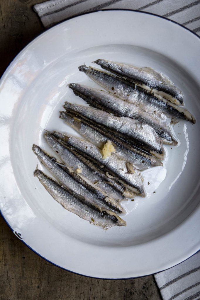 En apenas 20 minutos, recorremos por encima definiciones de la alta gastronomía; analizamos las diferencias terminológicas entre #anchoas, #boquerones y #bocartes bit.ly/Fismuler-Boque…
