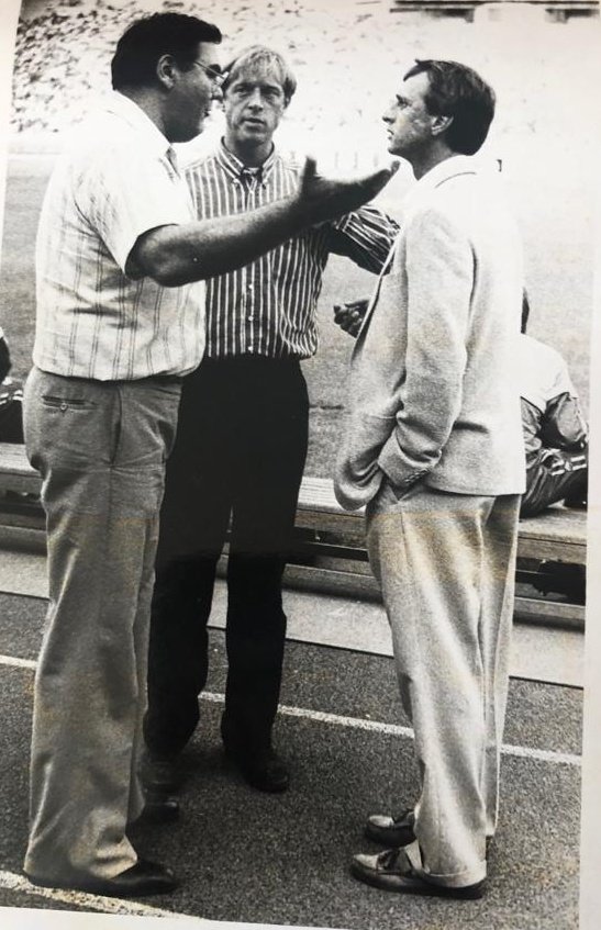 Photo du tournoi au stade MedV en 86, où notamment Van basten, Berkamp, Winter, Rijkaard, frères Witschge et Mühren étaient venus jouer avec <a href="/AFCAjax/">AFC Ajax</a> entraînée par Cruyff.  <a href="/LinoBacco/">Lino Bacco</a> semble lui dire : t'as qu'à écouter #Marsattack et tu comprendras le tiki-taka de Guardiola !