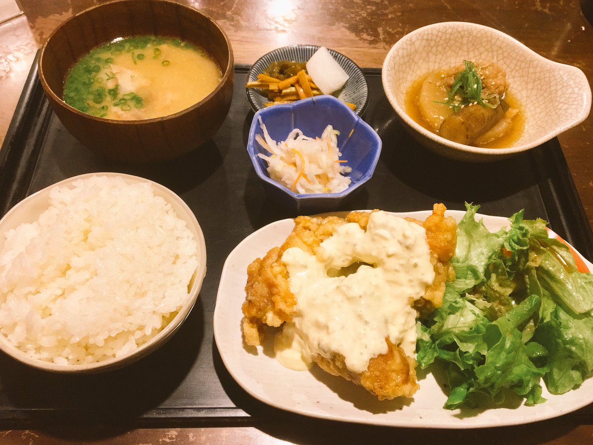 Kenichi Yumura 久しぶりに外でランチ 目にとまった九州料理屋 たもいやんせでランチメニューのチキン南蛮 をオーダーしたところ チキン南蛮は勿論のこと酢の物やおでんなどの小鉢も美味しゅうございました たもいやんせ の店名が気になり調べた