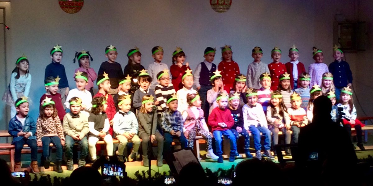 EscolaCatalonia's tweet photo. Concert de la comunitats dels petits! Tot un èxit,  Seguim! #nadalcatalonia #escolacatalonia #concertdenadal https://t.co/SMXSuqYKsQ
