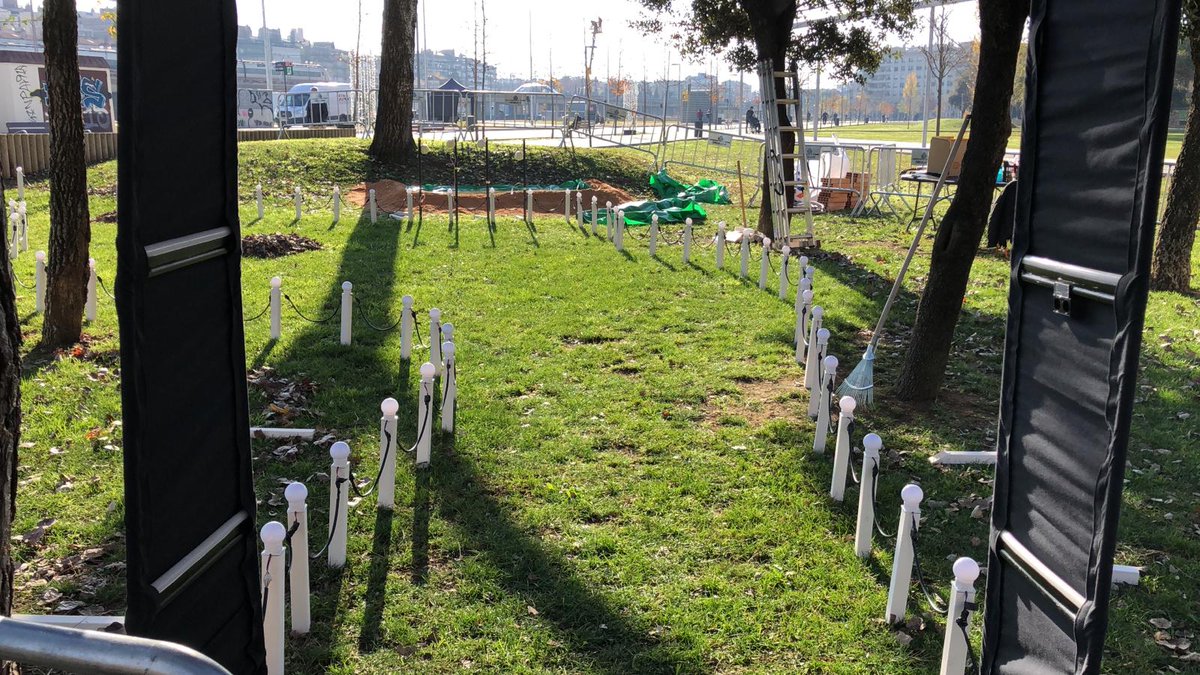 EUERAM's tweet photo. 🌟Treballant de valent amb el muntatge del projecte multimèdia "ÈTER" que podreu veure dins la festa de la llum VIBRA @girona_cat #VIBRA2018 @univgirona https://t.co/IOlkABHFpF
