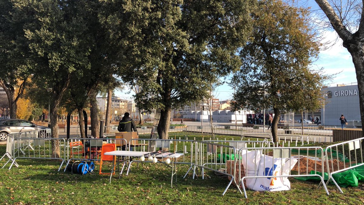 EUERAM's tweet photo. 🌟Treballant de valent amb el muntatge del projecte multimèdia "ÈTER" que podreu veure dins la festa de la llum VIBRA @girona_cat #VIBRA2018 @univgirona https://t.co/IOlkABHFpF