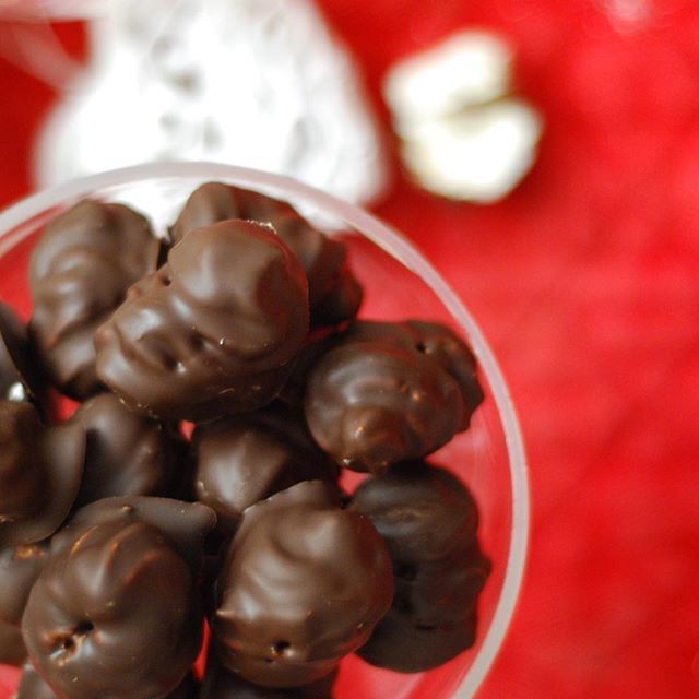 Meringhette affogare nel cioccolato, ne avrei proprio bisogno! #idearegalino rapida e veloce ma buonissima!!! ift.tt/2A2k0Ll