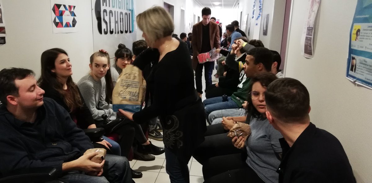 Distribution en cours 😜 Bon appétit à tous nos étudiants 🍔 #Noël