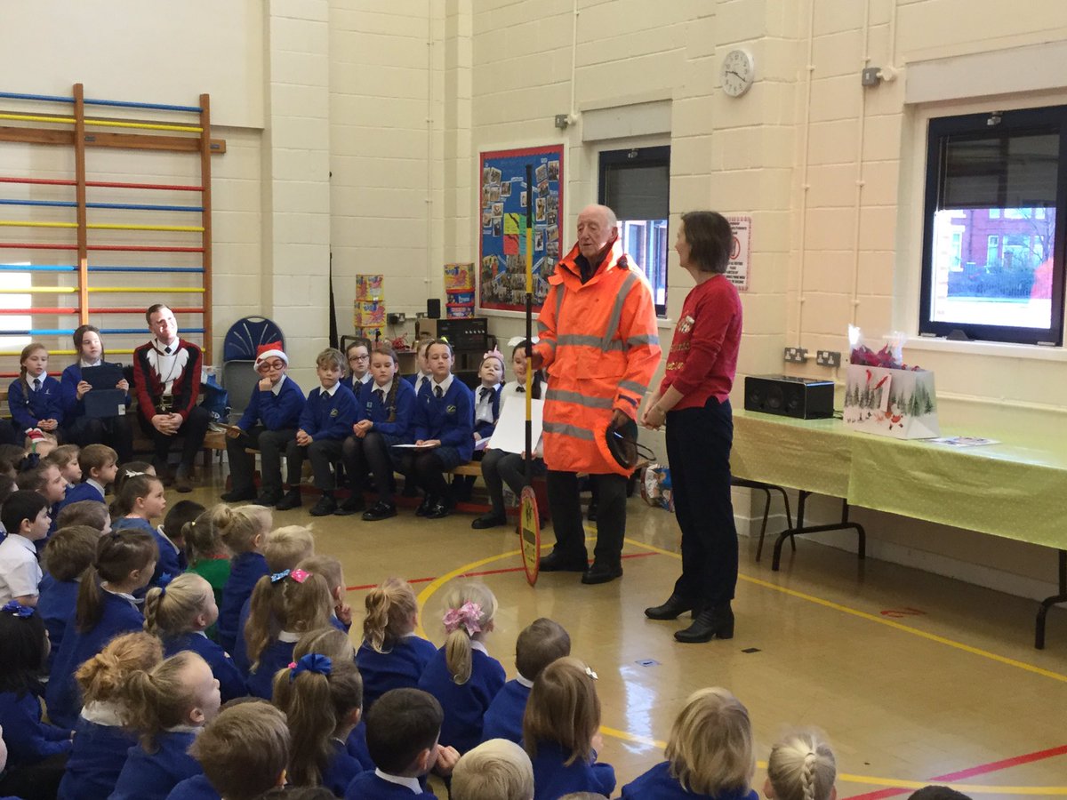 longmoorcps's tweet photo. A very special assembly this morning at Longmoor as we wish Gordon, who has helped us (and countless others) across our very busy roads for 20 YEARS, a happy retirement. Thank you for everything you have done for us. #ThanksGordon @LivEchonews https://t.co/0SnkPmS0sc